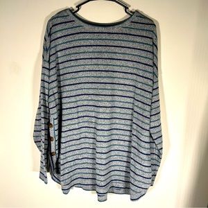 Lee sweater, size 2XL, scalloped bottom at sides with cute button detail